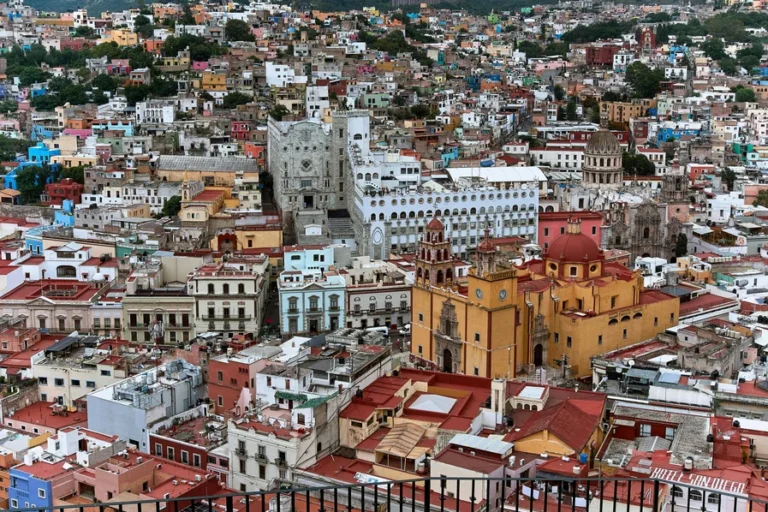 La ciudad de guanajuato con una vista panoramica desde las alturas.